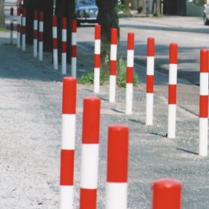 Sperrpfosten feststehend – Gütestahl feuerverzinkt und rot-weiß lackiert